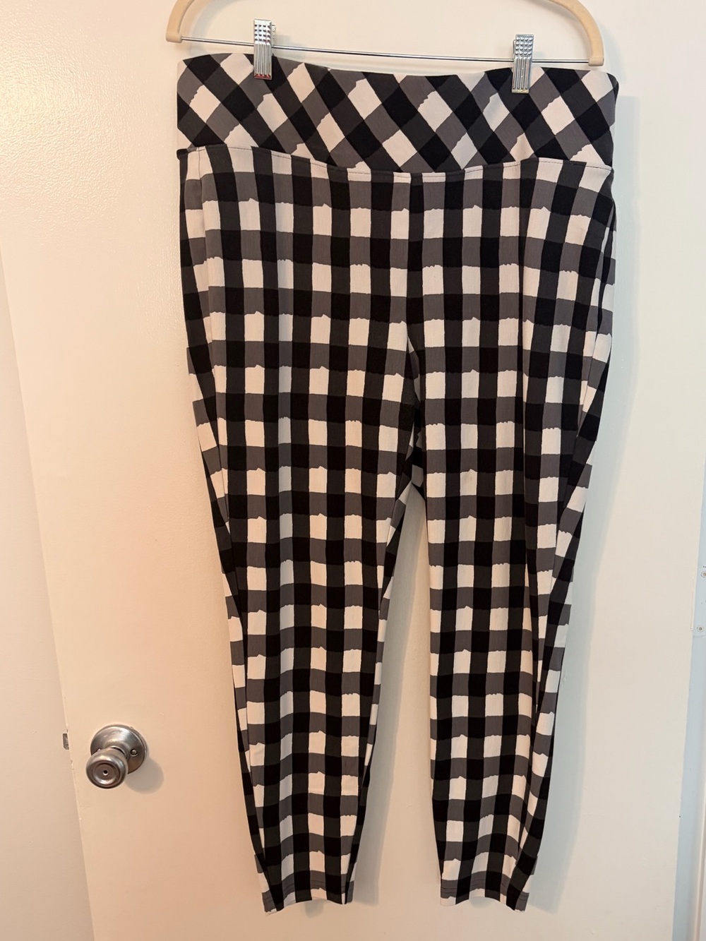 Torrid Betsey Johnson Size 2 Black White Gray Check Plaid Leggings